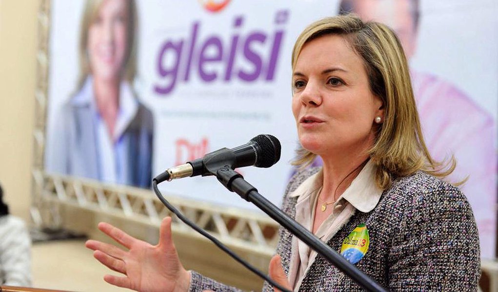 “Se queremos melhorar a política, temos que participar dela. E este é o momento. Se as pessoas com boas intenções não participam, fica um vácuo. Aproveito e faço um apelo aos jovens: participem da política porque amanhã vocês vão desempenhar o papel de continuar construindo o Paraná e o Brasil”, disse a candidata ao governo do Estado, Gleisi Hoffmann, em entrevista a Rádio Novo Tempo (Foto: Roberta Namour) “Se queremos melhorar a política, temos que participar dela. E este é o momento. Se as pessoas com boas intenções não participam, fica um vácuo. Aproveito e faço um apelo aos jovens: participem da política porque amanhã vocês vão desempenhar o papel de continuar construindo o Paraná e o Brasil”, disse a candidata ao governo do Estado, Gleisi Hoffmann, em entrevista a Rádio Novo Tempo