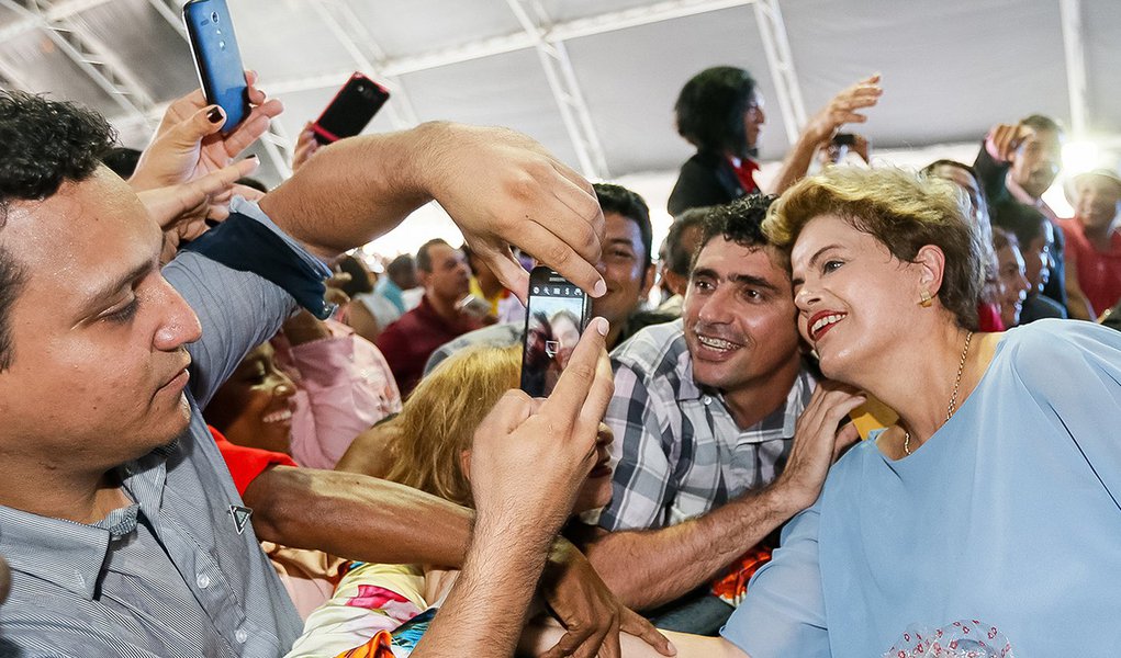 A nuvem de desinformação e ódio impede que a maioria veja os feitos de Dilma pelo Brasil, mas a história com certeza registrará os acertos de suas decisões sem a pressão do momento, sem a emoção que cega (Foto: Gleisi Hoffmann) A nuvem de desinformação e ódio impede que a maioria veja os feitos de Dilma pelo Brasil, mas a história com certeza registrará os acertos de suas decisões sem a pressão do momento, sem a emoção que cega