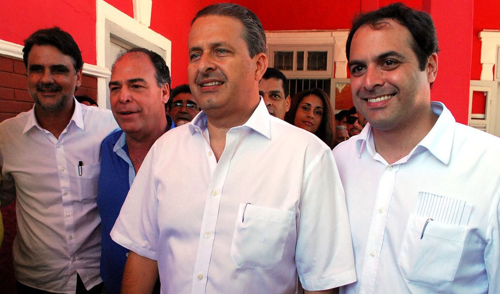 O pré-candidato ao Governo de Pernambuco pelo PSB, o secretário estadual da Fazenda, Paulo Câmara, teve, neste final de semana, o seu primeiro momento solo nesta fase de pré-campanha. A agenda política não contou com a participação do governador e padrinho político, Eduardo Campos, em uma espécie de ensaio do que virá pela frente, já que Campos deverá se dedicar a sua campanha pelo Palácio do Planalto; “Conheço bem a realidade dos municípios e a política perversa que sendo implantada pelo Governo Federal, mas saibam que com o presidente Eduardo Campos nós vamos trabalhar por um novo pacto federativo” afirmou Câmara (Foto: Paulo Emílio) O pré-candidato ao Governo de Pernambuco pelo PSB, o secretário estadual da Fazenda, Paulo Câmara, teve, neste final de semana, o seu primeiro momento solo nesta fase de pré-campanha. A agenda política não contou com a participação do governador e padrinho político, Eduardo Campos, em uma espécie de ensaio do que virá pela frente, já que Campos deverá se dedicar a sua campanha pelo Palácio do Planalto; “Conheço bem a realidade dos municípios e a política perversa que sendo implantada pelo Governo Federal, mas saibam que com o presidente Eduardo Campos nós vamos trabalhar por um novo pacto federativo” afirmou Câmara