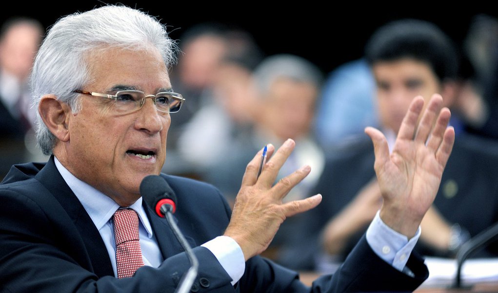 O deputado federal Rubens Bueno, presidente estadual do PPS e do partido na Câmara, está sendo pressionado pelas lideranças do partido para disputar o governo do Paraná; o nome do parlamentar é o mais robusto dentro do partido do "voto limpo"; o primeiro a levantar a bandeira da candidatura própria foi o deputado estadual de Londrina, Tercilio Turini; segundo ele, o PPS tem condições de viabilizar um nome e apresentar propostas (Foto: Leonardo Lucena) O deputado federal Rubens Bueno, presidente estadual do PPS e do partido na Câmara, está sendo pressionado pelas lideranças do partido para disputar o governo do Paraná; o nome do parlamentar é o mais robusto dentro do partido do "voto limpo"; o primeiro a levantar a bandeira da candidatura própria foi o deputado estadual de Londrina, Tercilio Turini; segundo ele, o PPS tem condições de viabilizar um nome e apresentar propostas