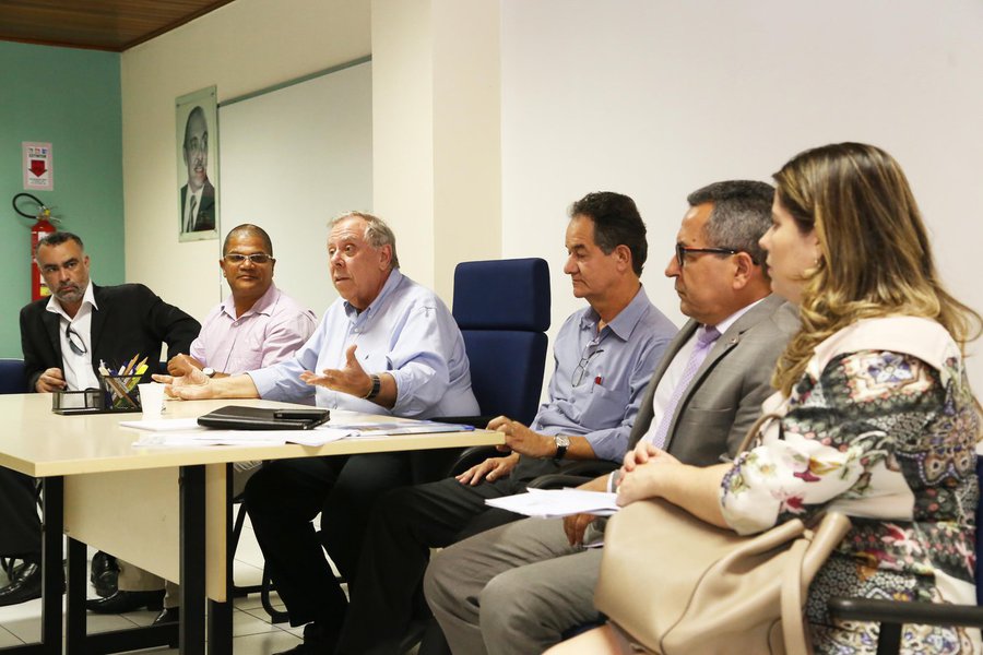 Procurador geral do município, Carlos Pinna Júnior, afirmou que a prefeitura já foi notificada da decisão judicial, e irá recorrer contra esta medida, e que o setor especializado em matérias relativas ao urbanismo, da própria procuradoria está cuidando do caso; Carlos Pinna também afirma que a lei no 132/2013 restringe o número de pavimentos das construções, de acordo com a localização das edificações (Foto: Valter Lima) Procurador geral do município, Carlos Pinna Júnior, afirmou que a prefeitura já foi notificada da decisão judicial, e irá recorrer contra esta medida, e que o setor especializado em matérias relativas ao urbanismo, da própria procuradoria está cuidando do caso; Carlos Pinna também afirma que a lei no 132/2013 restringe o número de pavimentos das construções, de acordo com a localização das edificações