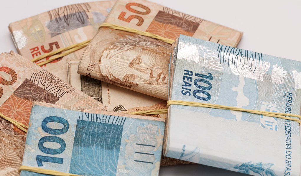 O governo de Minas informou, por meio de sua assessoria de imprensa, que o Executivo federal deve R$ 330 milhões ao estado; o valor é referente ao auxílio mensal anual financeiro, ao repasse mensal do salário educação e à Lei Kandir, que isenta produtos para exportação do ICMS; o secretário estadual da Fazenda, Leonardo Maurício Colombini Lima, diz ter receio de que dinheiro pode chegar ao estado apenas em 2015 e, como consequência, dificultar o fechamento do caixa até dezembro (Foto: Leonardo Lucena) O governo de Minas informou, por meio de sua assessoria de imprensa, que o Executivo federal deve R$ 330 milhões ao estado; o valor é referente ao auxílio mensal anual financeiro, ao repasse mensal do salário educação e à Lei Kandir, que isenta produtos para exportação do ICMS; o secretário estadual da Fazenda, Leonardo Maurício Colombini Lima, diz ter receio de que dinheiro pode chegar ao estado apenas em 2015 e, como consequência, dificultar o fechamento do caixa até dezembro