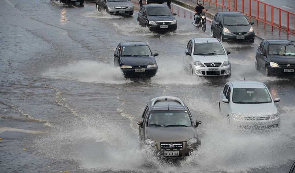 Cidade acordou, literalmente, debaixo d’água; Prefeitura registrou que, apenas entre 4h e 8h, o volume das chuvas que caíram na capital pernambucana foi de 123 milímetros, sendo 81 milímetros apenas nas três primeiras horas; quantidade, prevista para cair ao longo de 12 dias, foi considerada a maior precipitação registrada nos últimos dez anos; manhã registrou 23 solicitações para a Defesa Civil; alagamentos, queda de árvores e sinais quebrados foram as queixas mais comuns (Foto: Paulo Emílio) Cidade acordou, literalmente, debaixo d’água; Prefeitura registrou que, apenas entre 4h e 8h, o volume das chuvas que caíram na capital pernambucana foi de 123 milímetros, sendo 81 milímetros apenas nas três primeiras horas; quantidade, prevista para cair ao longo de 12 dias, foi considerada a maior precipitação registrada nos últimos dez anos; manhã registrou 23 solicitações para a Defesa Civil; alagamentos, queda de árvores e sinais quebrados foram as queixas mais comuns