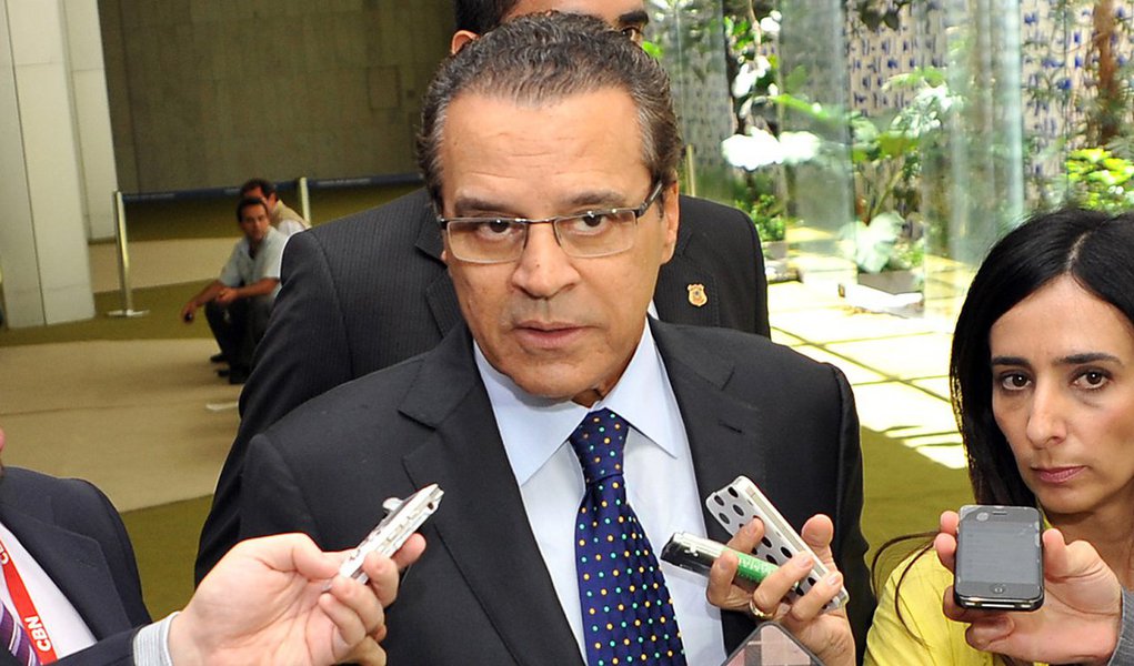 Segundo o presidente da Câmara, o grupo que conta com o PMDB, PP, PSC, PDT, PTB, PR, Pros e o oposicionista Solidariedade busca fortalecer as legendas e é uma reação à dificuldade de votar propostas pelo fato de a pauta estar trancada; "Esse movimento que os líderes estão querendo fazer não é contra a presidente Dilma", disse Henrique Eduardo Alves (PMDB-RN) (Foto: Gisele Federicce) Segundo o presidente da Câmara, o grupo que conta com o PMDB, PP, PSC, PDT, PTB, PR, Pros e o oposicionista Solidariedade busca fortalecer as legendas e é uma reação à dificuldade de votar propostas pelo fato de a pauta estar trancada; "Esse movimento que os líderes estão querendo fazer não é contra a presidente Dilma", disse Henrique Eduardo Alves (PMDB-RN)