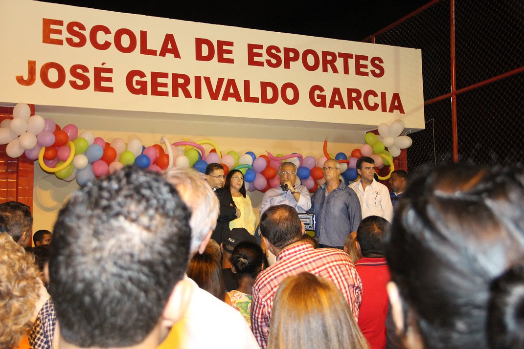 Nova unidade, inaugurada nesta segunda (17), funcionará no no bairro Santos Dumont, zona Norte da capital; a escola oferecerá prática esportiva e lazer como instrumento de inclusão social a 400 crianças e adolescentes; "Toda vez que a gente se preocupa com os jovens, tiramos ele da rua, das drogas e do crime. É por isso que já estamos na terceira unidade e a nossa meta é ampliar esse tipo de espaço na comunidade", afirmou o governador Jackson Barreto (PMDB) (Foto: Valter Lima) Nova unidade, inaugurada nesta segunda (17), funcionará no no bairro Santos Dumont, zona Norte da capital; a escola oferecerá prática esportiva e lazer como instrumento de inclusão social a 400 crianças e adolescentes; "Toda vez que a gente se preocupa com os jovens, tiramos ele da rua, das drogas e do crime. É por isso que já estamos na terceira unidade e a nossa meta é ampliar esse tipo de espaço na comunidade", afirmou o governador Jackson Barreto (PMDB)