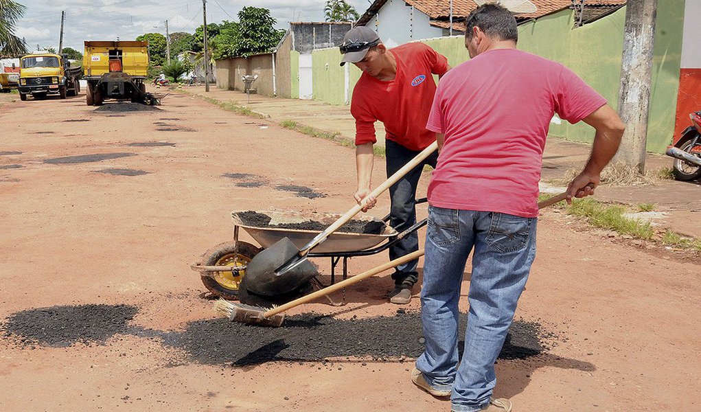 Até o momento, quatro municípios – Colinas, Tocantinópolis, Porto Nacional e Gurupi – já tiveram ordens de serviço para as obras do Pró-Município assinadas, beneficiando quase 180 mil pessoas. Com as novas ordens assinadas, em Augustinópolis, Araguatins e Paraíso, mais 91,6 mil cidadãos serão atendidos pelas obras de recuperação da malha viária urbana, promovidas pelo governo do Estado (Foto: Aquiles Lins) Até o momento, quatro municípios – Colinas, Tocantinópolis, Porto Nacional e Gurupi – já tiveram ordens de serviço para as obras do Pró-Município assinadas, beneficiando quase 180 mil pessoas. Com as novas ordens assinadas, em Augustinópolis, Araguatins e Paraíso, mais 91,6 mil cidadãos serão atendidos pelas obras de recuperação da malha viária urbana, promovidas pelo governo do Estado