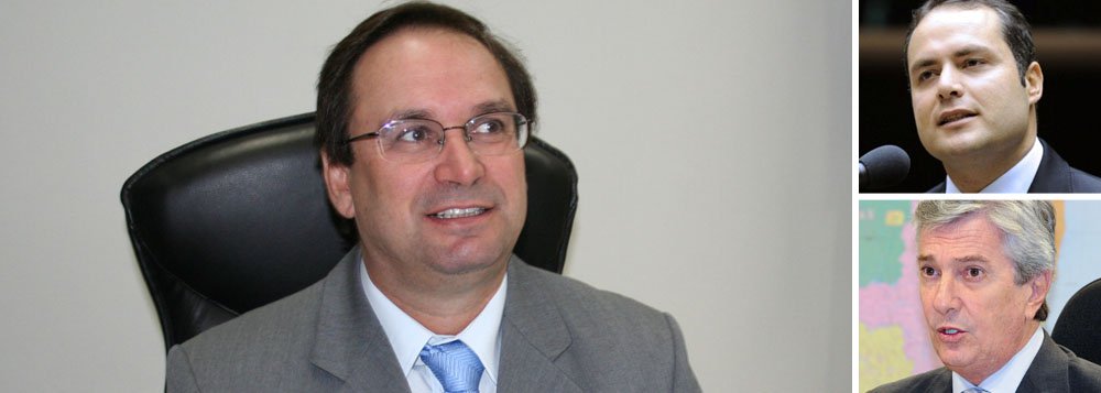 Uma reunião na sede do PMDB, em Maceió, acabou indicando o pré-candidato a vice-governador da Frente de Oposição em Alagoas; 13 partidos escolheram por unanimidade o ex-ministro da Integração Nacional (2002 a 2003) e ex-prefeito de Arapiraca, Luciano Barbosa; o pré-candidato do Frentão ao governo é o deputado federal Renan filho (PMDB); senador Fernando Collor (PTB) disputa à reeleição (Foto: Voney Malta) Uma reunião na sede do PMDB, em Maceió, acabou indicando o pré-candidato a vice-governador da Frente de Oposição em Alagoas; 13 partidos escolheram por unanimidade o ex-ministro da Integração Nacional (2002 a 2003) e ex-prefeito de Arapiraca, Luciano Barbosa; o pré-candidato do Frentão ao governo é o deputado federal Renan filho (PMDB); senador Fernando Collor (PTB) disputa à reeleição
