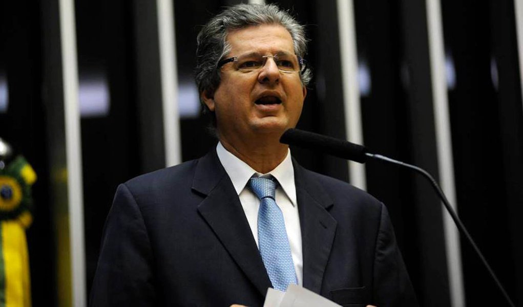 Em reunião nesta terça-feira, bancada tucana na Câmara decidiu que não vai mais votar “cegamente”, após apoiar várias propostas que ampliam gastos do governo federal; segundo o colunista Ilimar Franco, concluíram que não podiam mais se manter em contradição com sua história, sob a liderança do deputado Jutahy Magalhães, aliado de José Serra (Foto: Roberta Namour) Em reunião nesta terça-feira, bancada tucana na Câmara decidiu que não vai mais votar “cegamente”, após apoiar várias propostas que ampliam gastos do governo federal; segundo o colunista Ilimar Franco, concluíram que não podiam mais se manter em contradição com sua história, sob a liderança do deputado Jutahy Magalhães, aliado de José Serra