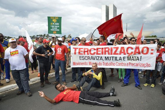 A brutal ofensiva da burguesia contra os direitos dos trabalhadores só poderá ser enfrentada por meio da conjunção da luta política com a social, com ampla mobilização, forte organização e unidade (Foto: José Reinaldo Carvalho) A brutal ofensiva da burguesia contra os direitos dos trabalhadores só poderá ser enfrentada por meio da conjunção da luta política com a social, com ampla mobilização, forte organização e unidade