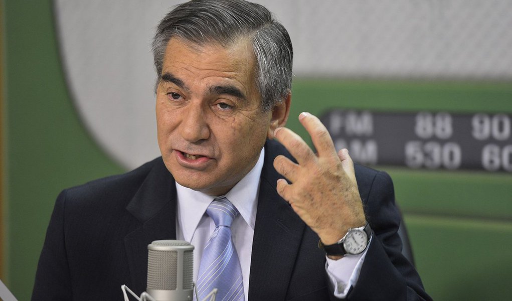 Secretário-geral da Presidência da República, ministro Gilberto Carvalho defendeu, nesta terça-feira 3, a manutenção do decreto que institui a Política Nacional de Participação Social, que tem sido alvo de críticas da oposição; "Não acredito que o Congresso Nacional praticará esse ato de simplesmente querer anular aquilo que é uma conquista histórica da democracia brasileira, que é a participação social", afirmou (Foto: Gisele Federicce) Secretário-geral da Presidência da República, ministro Gilberto Carvalho defendeu, nesta terça-feira 3, a manutenção do decreto que institui a Política Nacional de Participação Social, que tem sido alvo de críticas da oposição; "Não acredito que o Congresso Nacional praticará esse ato de simplesmente querer anular aquilo que é uma conquista histórica da democracia brasileira, que é a participação social", afirmou