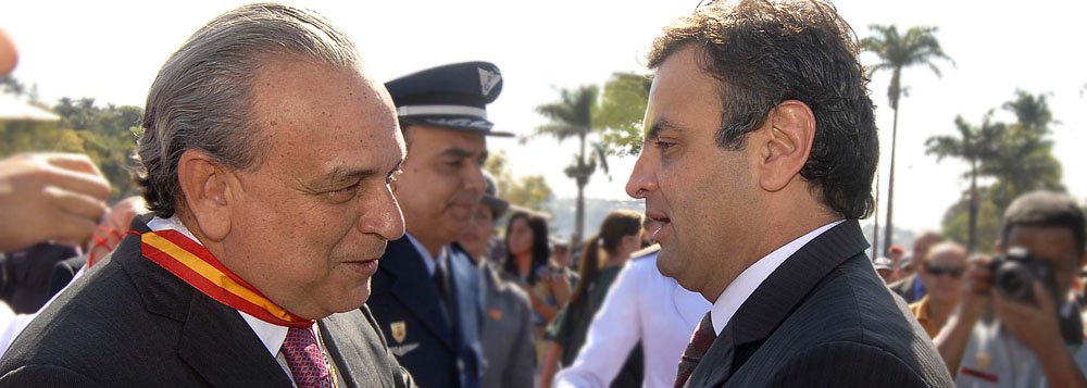 O governador Aécio Neves participa das comemorações do Dia Nacional dos Bombeiros. A solenidade é realizada com a entrega da Medalha Imperador Dom Pedro II, entregue a personalidades civis e militares que contribuíram e se dedicaram ao bom desempenho da c (Foto: Marco Damiani) O governador Aécio Neves participa das comemorações do Dia Nacional dos Bombeiros. A solenidade é realizada com a entrega da Medalha Imperador Dom Pedro II, entregue a personalidades civis e militares que contribuíram e se dedicaram ao bom desempenho da c
