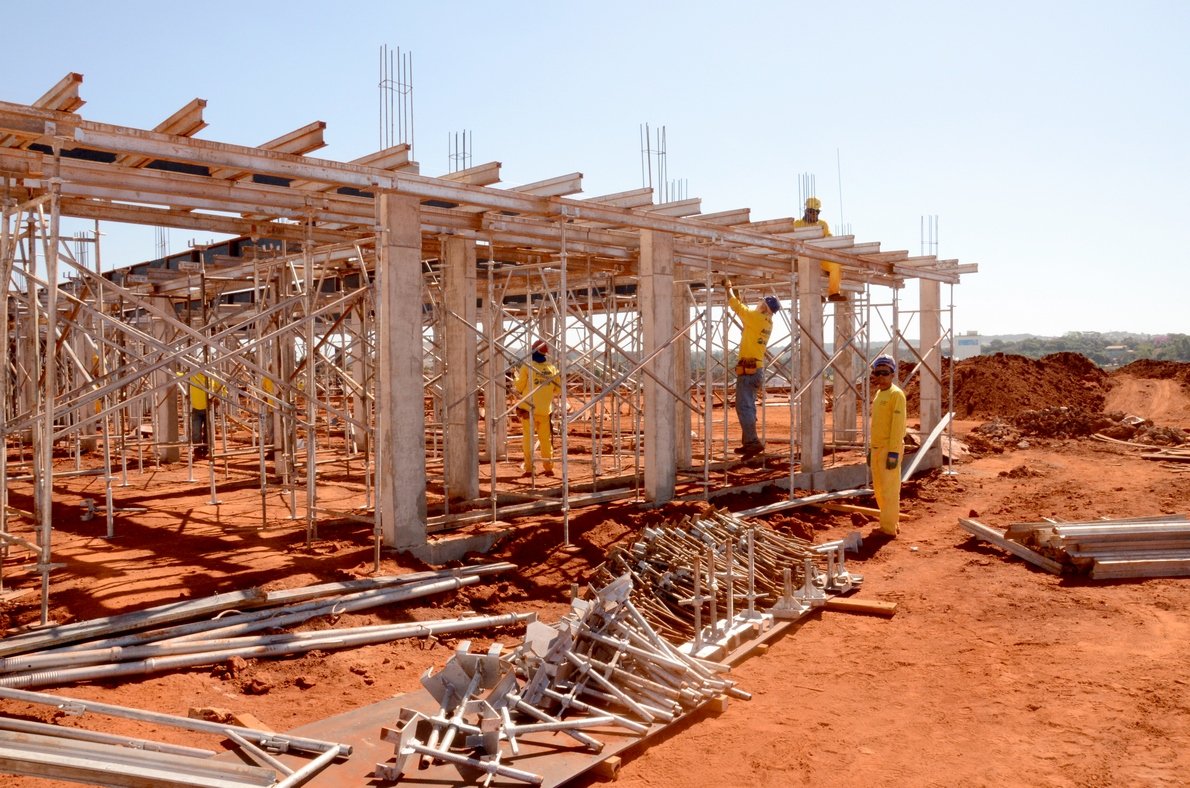 Obra está com 95% da fundação concluída e está sendo tocada pela Agetop. Unidade de saúde está localizada na GO-070, na saída para Inhumas, e vai atender a mais de 500 mil habitantes da Região Noroeste. Hospital vai ter 40 leitos de UTI, além de banco de sangue e sala de mamografia. Secretaria da Saúde tem a previsão de investir na área mais de R$ 117 milhões em recursos próprios até o ano de 2014. Hugo 2 é a principal obra de Perillo na Região Metropolitana e deve ser uma das vitrines do tucano para a campanha eleitoral caso confirme presença na sucessão estadual (Foto: Realle Palazzo-Martini) Obra está com 95% da fundação concluída e está sendo tocada pela Agetop. Unidade de saúde está localizada na GO-070, na saída para Inhumas, e vai atender a mais de 500 mil habitantes da Região Noroeste. Hospital vai ter 40 leitos de UTI, além de banco de sangue e sala de mamografia. Secretaria da Saúde tem a previsão de investir na área mais de R$ 117 milhões em recursos próprios até o ano de 2014. Hugo 2 é a principal obra de Perillo na Região Metropolitana e deve ser uma das vitrines do tucano para a campanha eleitoral caso confirme presença na sucessão estadual