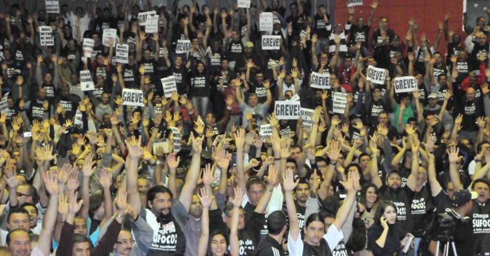 Após decisão do Tribunal Regional do Trabalho, que considerou a paralisação abusiva e estabeleceu multa diária de R$ 500 mil, os metroviários de São Paulo decidiram pela continuidade da greve em assembleia realizada na tarde deste domingo (8); nova assembleia da categoria está marcada para as 13h desta segunda (9), para avaliar a continuidade do movimento; "Com ou sem greve, poder haver demissões", disse o presidente do sindicato, Altino Melo Prazeres; mais um dia de caos em São Paulo (Foto: Valter Lima) Após decisão do Tribunal Regional do Trabalho, que considerou a paralisação abusiva e estabeleceu multa diária de R$ 500 mil, os metroviários de São Paulo decidiram pela continuidade da greve em assembleia realizada na tarde deste domingo (8); nova assembleia da categoria está marcada para as 13h desta segunda (9), para avaliar a continuidade do movimento; "Com ou sem greve, poder haver demissões", disse o presidente do sindicato, Altino Melo Prazeres; mais um dia de caos em São Paulo