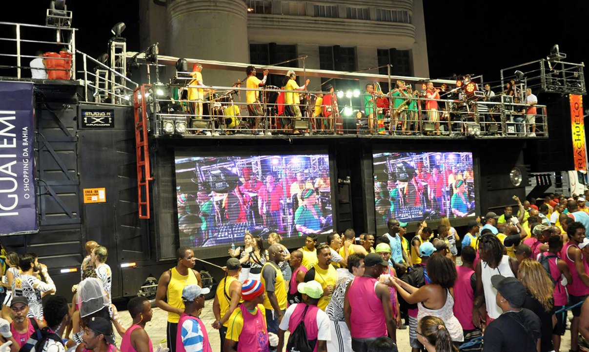 "O primeiro dia do Carnaval de Salvador, que começou oficialmente quinta-feira (27), foi considerado tranqüilo", diz o governo do estado em nota; de acordo com os dados apresentados na reunião de avaliação do Carnaval na noite de quinta-feira até às 7h desta sexta-feira (28), nenhuma ocorrência grave foi registrada nos três circuitos: Osmar (Campo Grande), Dodô (Barra/Ondina) e Batatinha (Pelourinho); veja balanço parcial (Foto: Romulo Faro) "O primeiro dia do Carnaval de Salvador, que começou oficialmente quinta-feira (27), foi considerado tranqüilo", diz o governo do estado em nota; de acordo com os dados apresentados na reunião de avaliação do Carnaval na noite de quinta-feira até às 7h desta sexta-feira (28), nenhuma ocorrência grave foi registrada nos três circuitos: Osmar (Campo Grande), Dodô (Barra/Ondina) e Batatinha (Pelourinho); veja balanço parcial