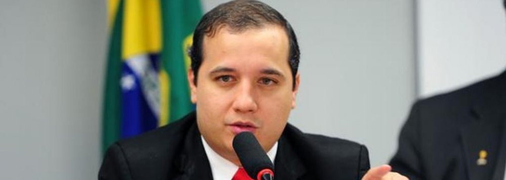 O presidente do PSB/SE e deputado federal, Valadares Filho, prestou solidariedade ao povo sergipano, que no último sábado (9), foi surpreendido com o desabamento de uma ponte federal, localizada às margens da BR 101, mais precisamente no povoado Pedra Branca, município de Laranjeiras, provocando o rompimento de duas das mais importantes adutoras do sistema de abastecimento de água do estado de Sergipe; o parlamentar parabenizou a agilidade do governo na tomada de medidas emergenciais e pediu compreensão da população para o período de escassez (Foto: Valter Lima) O presidente do PSB/SE e deputado federal, Valadares Filho, prestou solidariedade ao povo sergipano, que no último sábado (9), foi surpreendido com o desabamento de uma ponte federal, localizada às margens da BR 101, mais precisamente no povoado Pedra Branca, município de Laranjeiras, provocando o rompimento de duas das mais importantes adutoras do sistema de abastecimento de água do estado de Sergipe; o parlamentar parabenizou a agilidade do governo na tomada de medidas emergenciais e pediu compreensão da população para o período de escassez