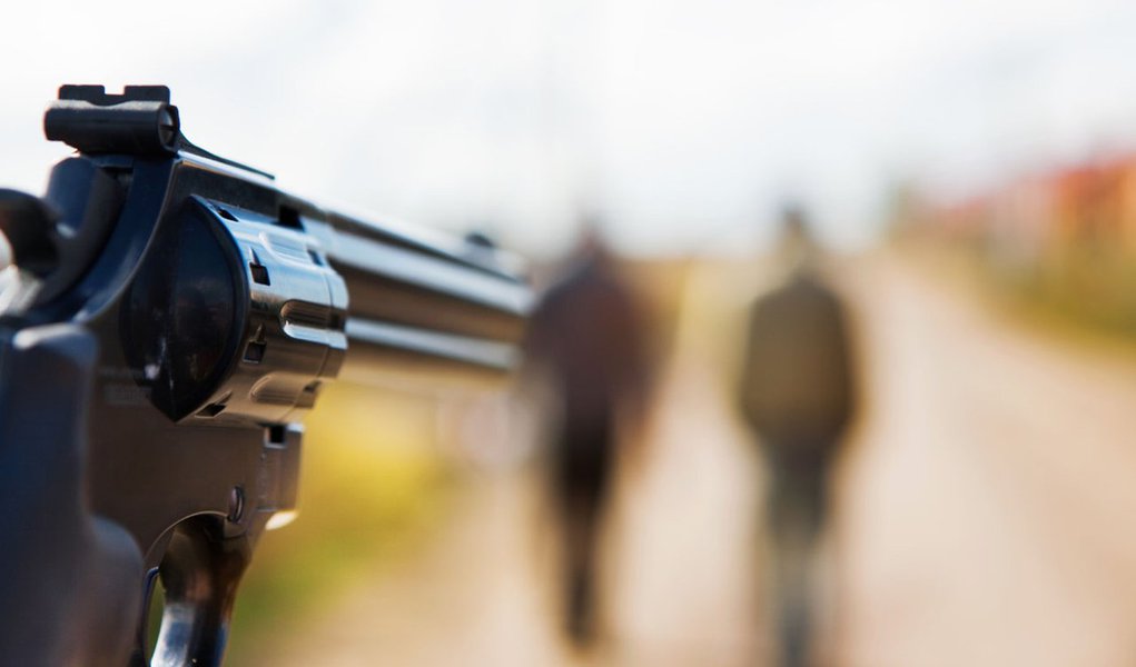 Pernambuco foi o único Estado do Nordeste que reduziu a taxa de homicídios em 2012. Enquanto locais como a Paraíba e a Bahia registraram um aumento de, respectivamente, 150% e 75%, nas taxas de assassinatos, o número de homicídios pernambucanos caiu 38%; os dados são do Relatório Global sobre Homicídios 2013, elaborado pelo Escritório das Nações Unidas sobre Drogas e Crime (Unodc); de acordo com o estudo, dos 437 mil assassinatos que ocorreram no mundo ao longo de 2012, 50.108 foram registrados em solo brasileiro, número correspondente a cerca de 10% do total de homicídios em nível mundial (Foto: Paulo Emílio) Pernambuco foi o único Estado do Nordeste que reduziu a taxa de homicídios em 2012. Enquanto locais como a Paraíba e a Bahia registraram um aumento de, respectivamente, 150% e 75%, nas taxas de assassinatos, o número de homicídios pernambucanos caiu 38%; os dados são do Relatório Global sobre Homicídios 2013, elaborado pelo Escritório das Nações Unidas sobre Drogas e Crime (Unodc); de acordo com o estudo, dos 437 mil assassinatos que ocorreram no mundo ao longo de 2012, 50.108 foram registrados em solo brasileiro, número correspondente a cerca de 10% do total de homicídios em nível mundial