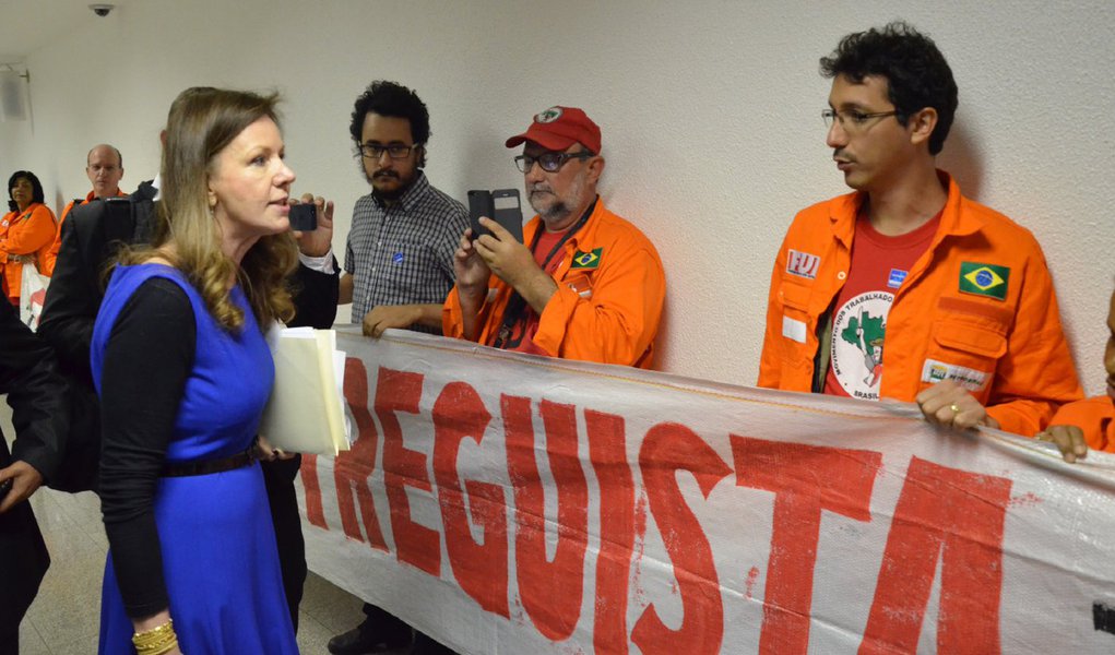 Mesmo com o habeas corpus concedido pelo ministro Luiz Fachin, do STF, garantindo o acompanhamento por parte de 15 diretores da Federação Única dos Petroleiros (FUP) das sessões da comissão especial do Senado que avalia o Projeto de Lei de autoria do senador José Serra (PSDB-SP), os dirigentes da entidade foram barrados na portaria da Casa; parlamentares também criticaram mudanças nos cargos na comissão, algo que, segundo o senador Lindbergh Farias (PT-RJ), foi feito para favorecer o projeto (Foto: Gisele Federicce) Mesmo com o habeas corpus concedido pelo ministro Luiz Fachin, do STF, garantindo o acompanhamento por parte de 15 diretores da Federação Única dos Petroleiros (FUP) das sessões da comissão especial do Senado que avalia o Projeto de Lei de autoria do senador José Serra (PSDB-SP), os dirigentes da entidade foram barrados na portaria da Casa; parlamentares também criticaram mudanças nos cargos na comissão, algo que, segundo o senador Lindbergh Farias (PT-RJ), foi feito para favorecer o projeto