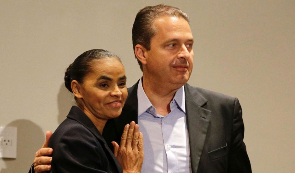 No evento que selará a união de Eduardo Campos e Marina Silva, nesta segunda-feira, em Brasília, os dois subirão sozinhos ao palco, que será o altar, e ela falará primeiro, dizendo que aceita ser vice do candidato do PSB; em seguida, o ex-governador pernambucano passará a enaltecer as qualidades da noiva; com esse roteiro, que terá intelectuais e artistas como padrinhos, espera-se que Marina transfira votos para Campos (Foto: Felipe L. Goncalves) No evento que selará a união de Eduardo Campos e Marina Silva, nesta segunda-feira, em Brasília, os dois subirão sozinhos ao palco, que será o altar, e ela falará primeiro, dizendo que aceita ser vice do candidato do PSB; em seguida, o ex-governador pernambucano passará a enaltecer as qualidades da noiva; com esse roteiro, que terá intelectuais e artistas como padrinhos, espera-se que Marina transfira votos para Campos