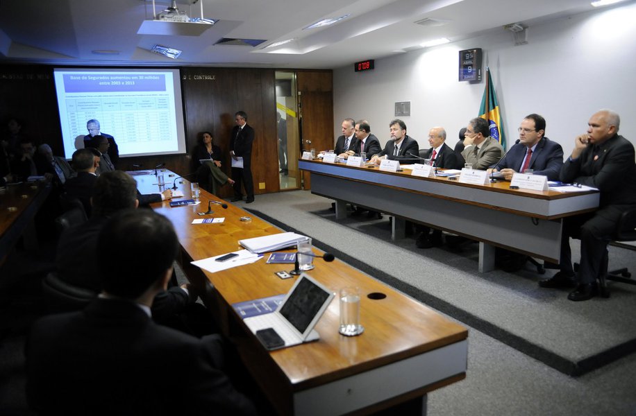 É o que dizem deputados e senadores da comissão mista criada para analisar as medidas provisórias 664 e 665, que tratam de benefícios como pensões e seguro-desemprego; eles participaram hoje de audiência pública com os ministros do Planejamento, Nelson Barbosa, e da Previdência Social, Carlos Gabas; para o senador Paulo Paim (PT-RS), da forma como foram editadas pelo governo, as MPs não têm "a mínima chance de passar" (Foto: Gisele Federicce) É o que dizem deputados e senadores da comissão mista criada para analisar as medidas provisórias 664 e 665, que tratam de benefícios como pensões e seguro-desemprego; eles participaram hoje de audiência pública com os ministros do Planejamento, Nelson Barbosa, e da Previdência Social, Carlos Gabas; para o senador Paulo Paim (PT-RS), da forma como foram editadas pelo governo, as MPs não têm "a mínima chance de passar"