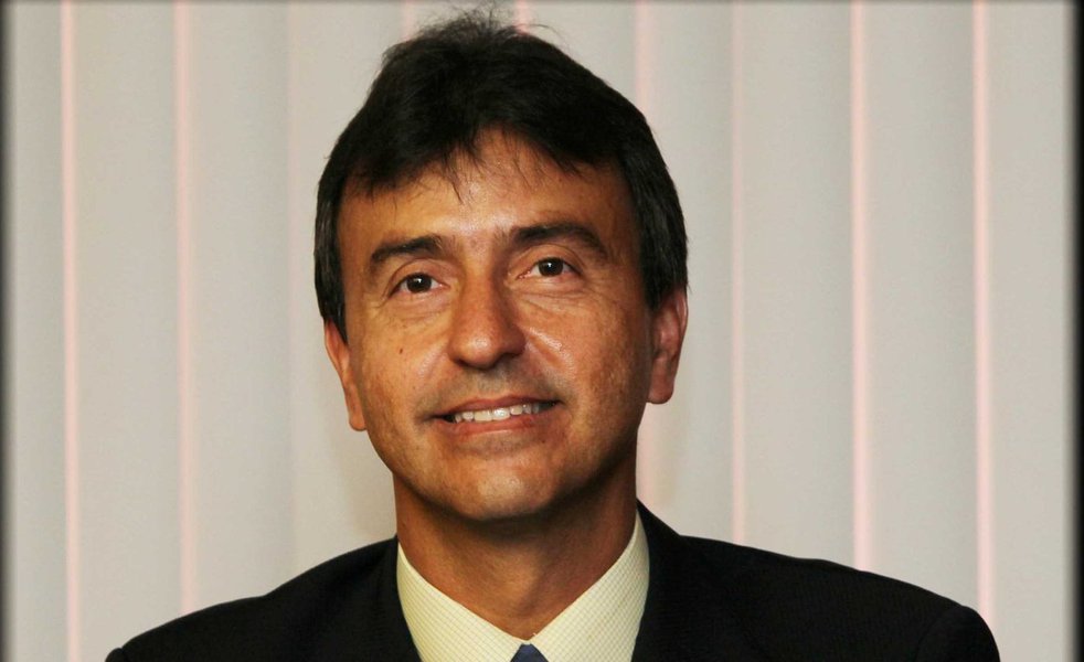 O secretário de Comunicação do Estado, André Curvello, criticou "o oportunismo" da oposição diante da falta de água que assola Salvador desde o dia 1º, após rompimento da principal adutora da Embasa, na BR-324, causado por falha nas obras do metrô; ele pediu "responsabilidade àqueles que tentam se utilizar do sofrimento alheio para se promover politicamente"; "É um momento de solidariedade, não de oportunismo"; segundo ele, os trabalhadores da Embasa estão se empenhando, trabalhando 24 horas por dia; "É um desrespeito criticar a Embasa num momento tão grave como este" (Foto: Romulo Faro) O secretário de Comunicação do Estado, André Curvello, criticou "o oportunismo" da oposição diante da falta de água que assola Salvador desde o dia 1º, após rompimento da principal adutora da Embasa, na BR-324, causado por falha nas obras do metrô; ele pediu "responsabilidade àqueles que tentam se utilizar do sofrimento alheio para se promover politicamente"; "É um momento de solidariedade, não de oportunismo"; segundo ele, os trabalhadores da Embasa estão se empenhando, trabalhando 24 horas por dia; "É um desrespeito criticar a Embasa num momento tão grave como este"