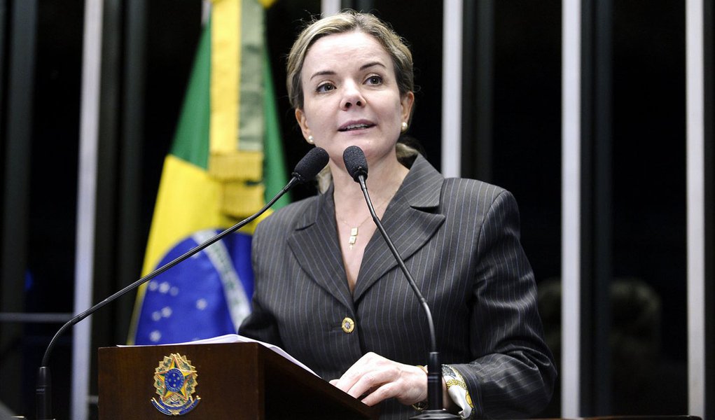 Ao questionar as investigações da Operação Lava Jato, a senadora Gleisi Hoffmann (PT-PR) lembrou que, nas eleições anteriores, as doações empresariais eram permitidas e, por isso, não podem ser criminalizadas; alvo da Operação Lava Jato, o doleiro Alberto Youssef afirmou ter doado R$ 1 milhão à campanha da petista em 2010, o que ela nega; Gleisi disse que foram R$ 62 mi doados por oito empresas a políticos, em 2010; segundo a parlamentar, as mesmas oito empresas doaram R$ 228 mi para algumas dezenas de candidatos; "Vão investigar por amostragem ou existe uma crença de que parte das doações empresariais se dá por patriotismo, dever cívico, e a outra parte é propina?" (Foto: Leonardo Lucena) Ao questionar as investigações da Operação Lava Jato, a senadora Gleisi Hoffmann (PT-PR) lembrou que, nas eleições anteriores, as doações empresariais eram permitidas e, por isso, não podem ser criminalizadas; alvo da Operação Lava Jato, o doleiro Alberto Youssef afirmou ter doado R$ 1 milhão à campanha da petista em 2010, o que ela nega; Gleisi disse que foram R$ 62 mi doados por oito empresas a políticos, em 2010; segundo a parlamentar, as mesmas oito empresas doaram R$ 228 mi para algumas dezenas de candidatos; "Vão investigar por amostragem ou existe uma crença de que parte das doações empresariais se dá por patriotismo, dever cívico, e a outra parte é propina?"