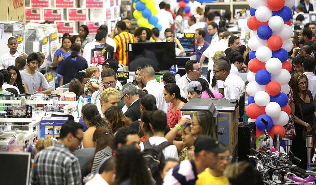 As vendas no varejo brasileiro subiram 0,8% em janeiro na comparação com dezembro e tiveram alta de 0,6% na comparação com o mesmo período do ano anterior; dados foram divulgados nesta sexta-feira, 13, pelo IBGE; na comparação com o mesmo mês do ano anterior, a expectativa era de recuo de 0,9 por cento na mediana de 19 projeções, que variaram de recuo de 2,2 por cento a avanço de 0,1% (Foto: Aquiles Lins) As vendas no varejo brasileiro subiram 0,8% em janeiro na comparação com dezembro e tiveram alta de 0,6% na comparação com o mesmo período do ano anterior; dados foram divulgados nesta sexta-feira, 13, pelo IBGE; na comparação com o mesmo mês do ano anterior, a expectativa era de recuo de 0,9 por cento na mediana de 19 projeções, que variaram de recuo de 2,2 por cento a avanço de 0,1%