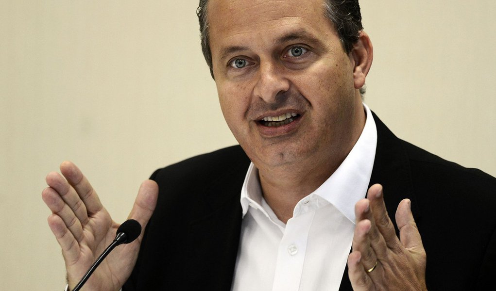 Governador de Pernambuco e presidenciável do PSB, se disse favorável à proibição de doações de empresas para as campanhas político-eleitorais, questão atualmente discutida pelo STF; "Tudo o que vier a diminuir a presença do dinheiro na campanha política ajuda as forças políticas como a nossa, que nunca tiveram estrutura para fazer exatamente a campanha. Mas, ao lado disso, tem que vir também um forte processo de repressão ao caixa dois e ao dinheiro sujo na campanha", afirmou (Foto: Valter Lima) Governador de Pernambuco e presidenciável do PSB, se disse favorável à proibição de doações de empresas para as campanhas político-eleitorais, questão atualmente discutida pelo STF; "Tudo o que vier a diminuir a presença do dinheiro na campanha política ajuda as forças políticas como a nossa, que nunca tiveram estrutura para fazer exatamente a campanha. Mas, ao lado disso, tem que vir também um forte processo de repressão ao caixa dois e ao dinheiro sujo na campanha", afirmou