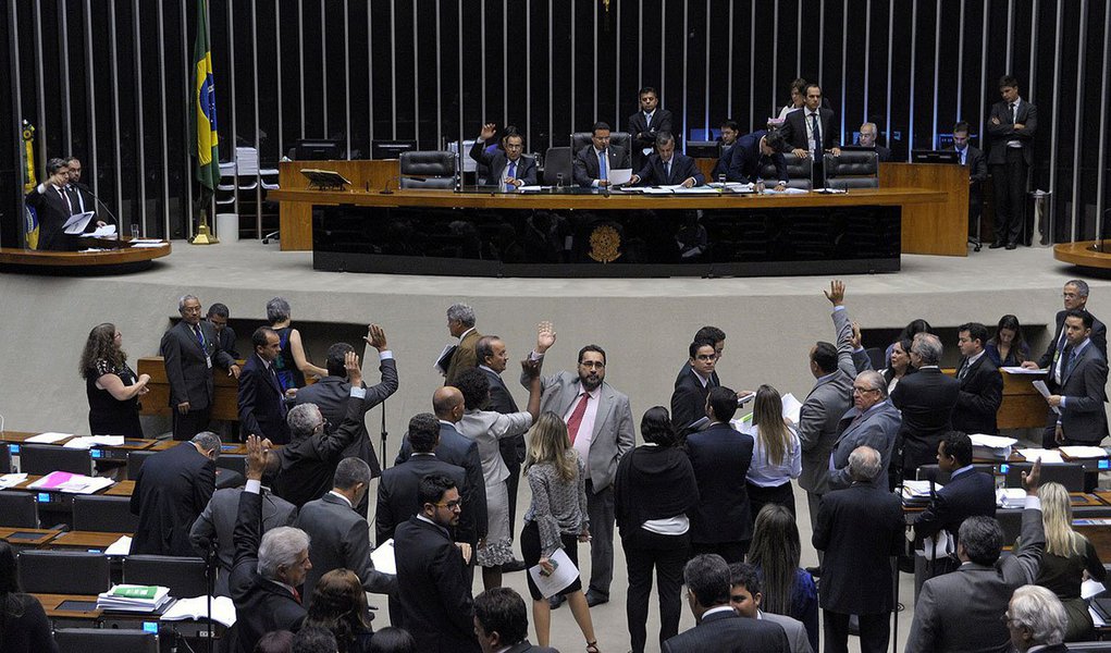 Deputados acataram as reivindicações da bancada feminina da Câmara dos Deputados e reincluíram o regime de prisão fechado para o devedor de pensão alimentícia no novo Código de Processo Civil (Foto: Roberta Namour) Deputados acataram as reivindicações da bancada feminina da Câmara dos Deputados e reincluíram o regime de prisão fechado para o devedor de pensão alimentícia no novo Código de Processo Civil