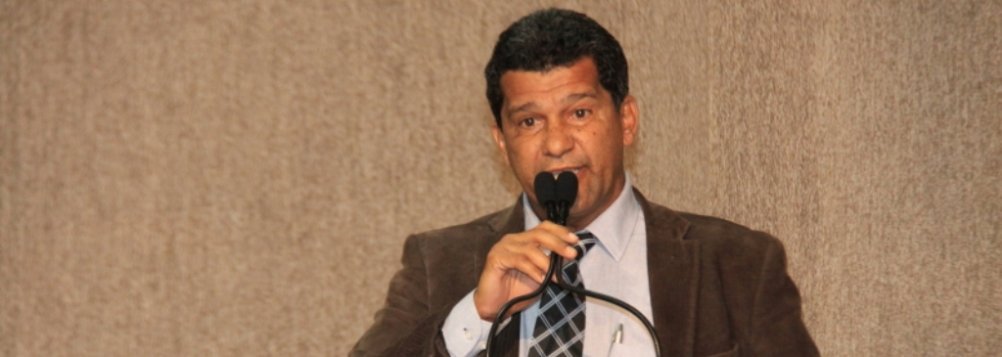 Vereador volta a apontar desconfiança na relação entre a ex-secretária de Saúde da capital, a deputada estadual Goretti Reis (DEM) e a sindicalista Flávia Brasileiro; segundo Agamenon Sobral (PP), esposo da sindicalista é coordenador do Núcleo de Informática da Secretaria Municipal de Saúde; "Ele era simplesmente o homem que manipulava as horas extras de todos os funcionários do município. Vou entrar com um requerimento, quero receber desta casa, os salários e horas extras de todos os médicos e enfermeiros feitas em 2013", disse (Foto: Valter Lima) Vereador volta a apontar desconfiança na relação entre a ex-secretária de Saúde da capital, a deputada estadual Goretti Reis (DEM) e a sindicalista Flávia Brasileiro; segundo Agamenon Sobral (PP), esposo da sindicalista é coordenador do Núcleo de Informática da Secretaria Municipal de Saúde; "Ele era simplesmente o homem que manipulava as horas extras de todos os funcionários do município. Vou entrar com um requerimento, quero receber desta casa, os salários e horas extras de todos os médicos e enfermeiros feitas em 2013", disse