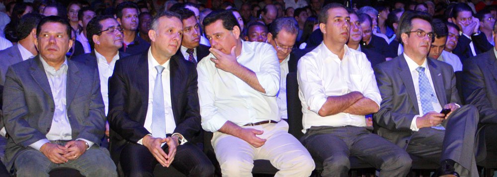 Em solenidade que lotou a concha acústica do Centro Cultural Oscar Niemeyer e que contou com presença do ministro de Cidades, Aguinaldo Ribeiro, governador informou que estatal investe cerca de R$ 3 bilhões nos sistemas de água e esgoto em 225 municípios de Goiás; empresa fornece atualmente água tratada para 5.245.996 pessoas, 93,6% da população goiana; 44,7% são servidos de rede de esgotamento sanitário (Foto: Realle Palazzo-Martini) Em solenidade que lotou a concha acústica do Centro Cultural Oscar Niemeyer e que contou com presença do ministro de Cidades, Aguinaldo Ribeiro, governador informou que estatal investe cerca de R$ 3 bilhões nos sistemas de água e esgoto em 225 municípios de Goiás; empresa fornece atualmente água tratada para 5.245.996 pessoas, 93,6% da população goiana; 44,7% são servidos de rede de esgotamento sanitário