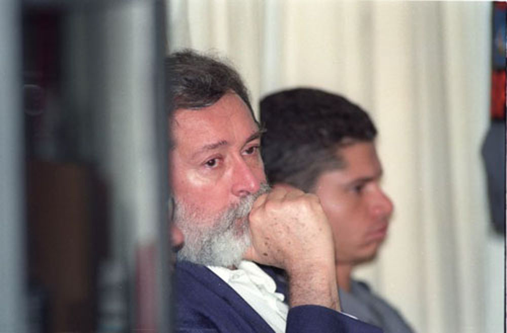 29/06/1997. Crédito: Tina Coelho/CB/D.A Press. Brasil. Brasília - DF. O economista José Carlos Alves dos Santos, acusado do assassinato de sua mulher Ana Elizabeth Lofrano em 1992, durante julgamento em Planaltina. (Foto: Marco Damiani) 29/06/1997. Crédito: Tina Coelho/CB/D.A Press. Brasil. Brasília - DF. O economista José Carlos Alves dos Santos, acusado do assassinato de sua mulher Ana Elizabeth Lofrano em 1992, durante julgamento em Planaltina.