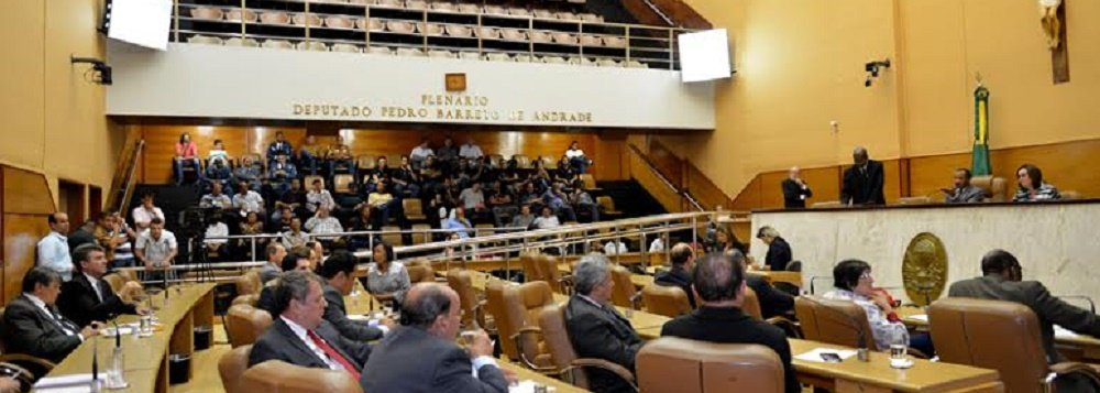 A Procuradoria Regional Eleitoral (PRE), do Ministério Público Federal (MPF) em Sergipe, pediu a cassação de 13 deputados estaduais reeleitos, por terem utilizado irregularmente a verba de subvenção; eles, outros quatro deputados estaduais que não foram reeleitos e a ex-deputada estadual Susana Azevedo (atualmente conselheira do Tribunal de Contas do Estado) são acusados de desviar R$ 12,4 milhões durante o ano de 2014; contra os deputados que não foram reeleitos, o MPF entrou com pedido de inelegibilidade; já contra outros seis deputados foi pedido a aplicação de multa; ao todo, a Procuradoria deu entrada em 25 ações contra 23 deputados; conheça quem são os parlamentares (Foto: Valter Lima) A Procuradoria Regional Eleitoral (PRE), do Ministério Público Federal (MPF) em Sergipe, pediu a cassação de 13 deputados estaduais reeleitos, por terem utilizado irregularmente a verba de subvenção; eles, outros quatro deputados estaduais que não foram reeleitos e a ex-deputada estadual Susana Azevedo (atualmente conselheira do Tribunal de Contas do Estado) são acusados de desviar R$ 12,4 milhões durante o ano de 2014; contra os deputados que não foram reeleitos, o MPF entrou com pedido de inelegibilidade; já contra outros seis deputados foi pedido a aplicação de multa; ao todo, a Procuradoria deu entrada em 25 ações contra 23 deputados; conheça quem são os parlamentares
