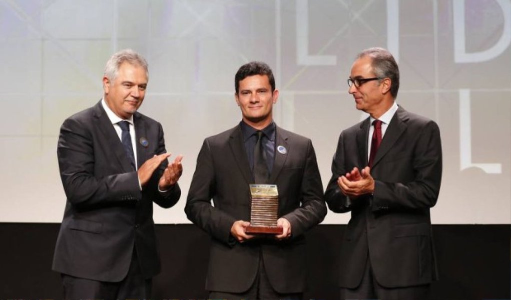 A presença de Sergio Moro na festa da Globo, e sua aceitação do prêmio, constitui um tapa na cara dos que querem acreditar numa justiça isenta (Foto: Miguel do Rosário) A presença de Sergio Moro na festa da Globo, e sua aceitação do prêmio, constitui um tapa na cara dos que querem acreditar numa justiça isenta