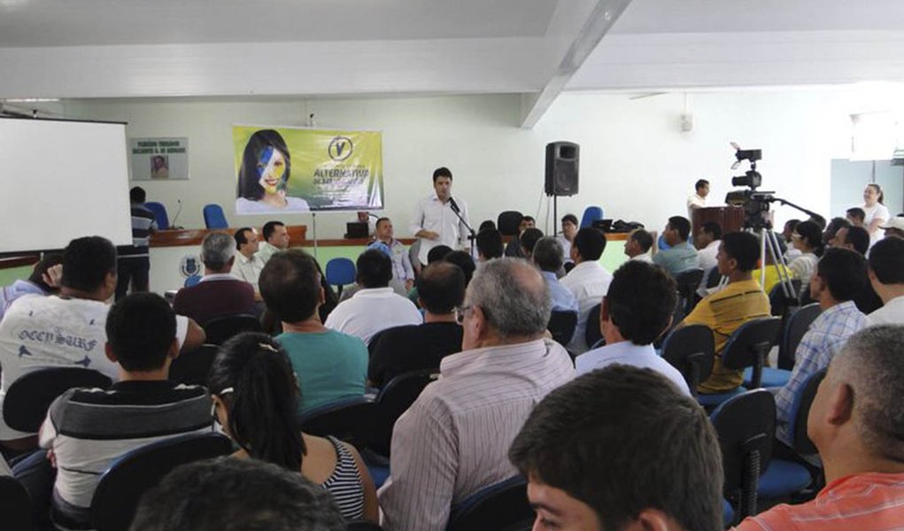 A comitiva do PV passou por oito cidades, conversando com lideranças políticas e representantes da sociedade; “A contribuição que os moradores das cidades pelas quais o PV passou neste final de semana (Angico, Luzinópolis, Cachoeirinha, São Bento, Buriti do Tocantins, São Sebastião, Esperantina e Araguatins) superou todas as nossas expectativas e será muito importante para que o Partido Verde construa um projeto de desenvolvimento regional para o Tocantins, respeitando a vontade do povo”, afirmou Marcelo Lelis; A próxima etapa do Movimento por uma Alternativa de Mudança será na região Sul do Tocantins. A comitiva do PV passará por oito cidades e fará uma grande reunião de trabalho no sábado (22), às 10 horas, na Câmara Municipal de Gurupi
(Foto: Aquiles Lins) A comitiva do PV passou por oito cidades, conversando com lideranças políticas e representantes da sociedade; “A contribuição que os moradores das cidades pelas quais o PV passou neste final de semana (Angico, Luzinópolis, Cachoeirinha, São Bento, Buriti do Tocantins, São Sebastião, Esperantina e Araguatins) superou todas as nossas expectativas e será muito importante para que o Partido Verde construa um projeto de desenvolvimento regional para o Tocantins, respeitando a vontade do povo”, afirmou Marcelo Lelis; A próxima etapa do Movimento por uma Alternativa de Mudança será na região Sul do Tocantins. A comitiva do PV passará por oito cidades e fará uma grande reunião de trabalho no sábado (22), às 10 horas, na Câmara Municipal de Gurupi