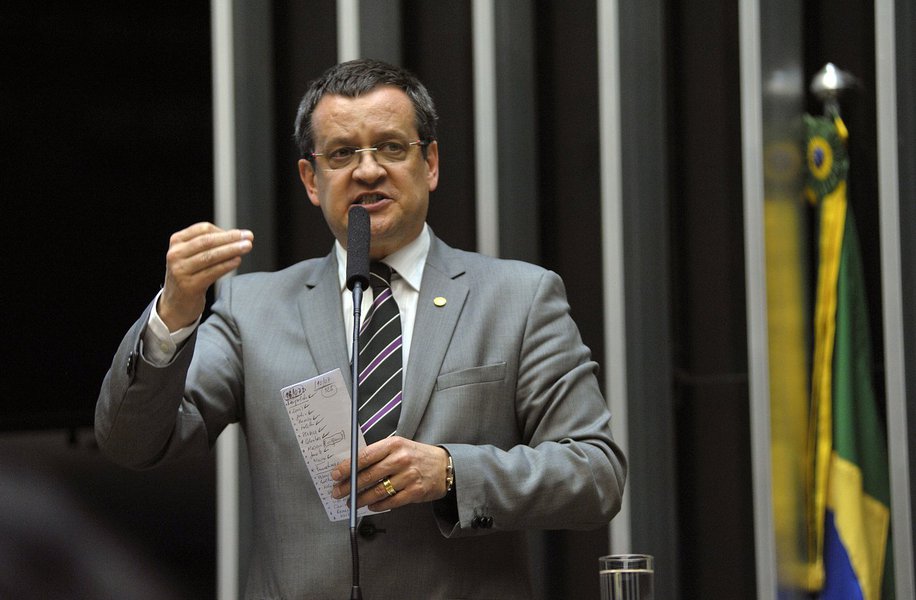Deputado Beto Albuquerque (PSB-RS), líder do PSB na Câmara, afirma que uma medida provisória que aceleraria repasses para áreas atingidas ficou engavetada na Casa Civil, de Gleisi Hoffmann; "A ministra Gleisi e a presidente Dilma devem uma explicação ao povo brasileiro sobre por que medida tão importante dormitou um ano e nove meses nos escaninhos da Casa Civil", diz ele (Foto: Leonardo Attuch) Deputado Beto Albuquerque (PSB-RS), líder do PSB na Câmara, afirma que uma medida provisória que aceleraria repasses para áreas atingidas ficou engavetada na Casa Civil, de Gleisi Hoffmann; "A ministra Gleisi e a presidente Dilma devem uma explicação ao povo brasileiro sobre por que medida tão importante dormitou um ano e nove meses nos escaninhos da Casa Civil", diz ele