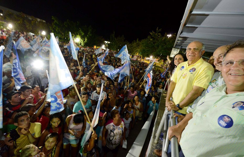 "Ao contrário do governo do PT, eu cumpro o que prometo. Por isso que, se eleito, vou concluir a segunda parte do sistema de abastecimento Araci Norte", garantiu o candidato a governador Paulo Souto (DEM), da coligação 'Unidos pela Bahia', em comício na cidade de Araci; "Daremos um basta ao caos na saúde, trazendo tranquilidade aos baianos, com uma política eficiente de segurança pública, e elevando a qualidade da educação, que se tornou uma das piores do Brasil depois que o PT assumiu o governo da Bahia" (Foto: Romulo Faro) "Ao contrário do governo do PT, eu cumpro o que prometo. Por isso que, se eleito, vou concluir a segunda parte do sistema de abastecimento Araci Norte", garantiu o candidato a governador Paulo Souto (DEM), da coligação 'Unidos pela Bahia', em comício na cidade de Araci; "Daremos um basta ao caos na saúde, trazendo tranquilidade aos baianos, com uma política eficiente de segurança pública, e elevando a qualidade da educação, que se tornou uma das piores do Brasil depois que o PT assumiu o governo da Bahia"