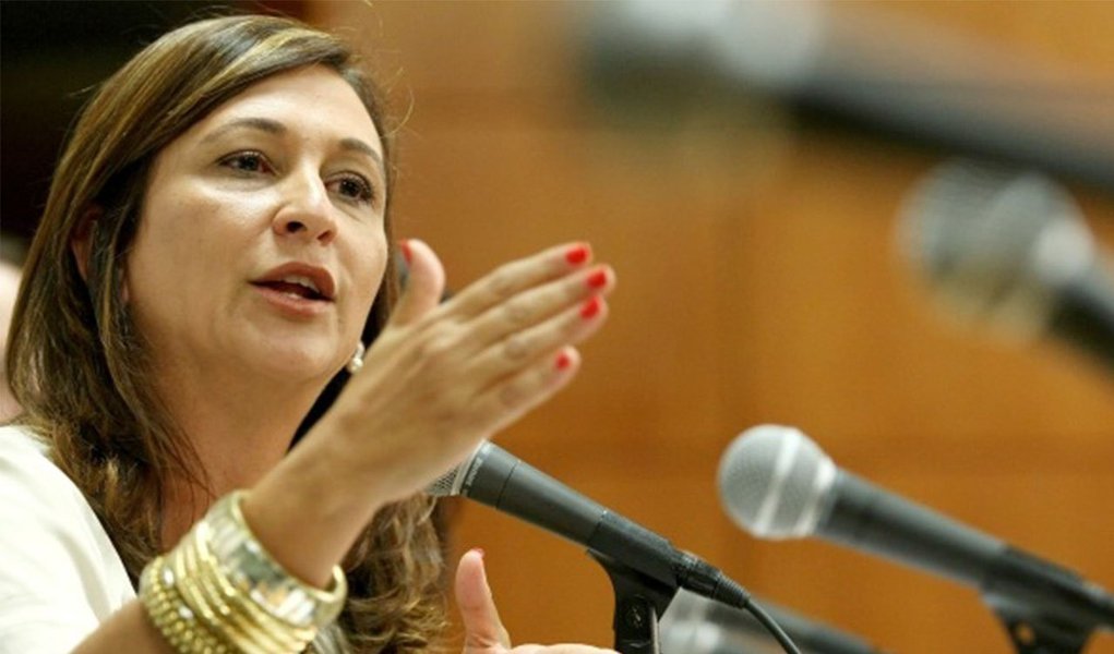 A senadora peemedebista atribuiu a “interesses eleitoreiros dos adversários” a divulgação de que estaria articulando uma troca no comando do PR no Tocantins para evitar que o partido aderisse à base do governador Siqueira Campos (PSDB) nas eleições de outubro; “Credito as informações inverídicas a interesses eleitoreiros dos meus adversários políticos com o objetivo de inviabilizar alianças regionais, indispor-me com as direções regional e nacional do PR e causar-me constrangimento com Ministros de Estado, em detrimento da população do Tocantins” (Foto: Aquiles Lins) A senadora peemedebista atribuiu a “interesses eleitoreiros dos adversários” a divulgação de que estaria articulando uma troca no comando do PR no Tocantins para evitar que o partido aderisse à base do governador Siqueira Campos (PSDB) nas eleições de outubro; “Credito as informações inverídicas a interesses eleitoreiros dos meus adversários políticos com o objetivo de inviabilizar alianças regionais, indispor-me com as direções regional e nacional do PR e causar-me constrangimento com Ministros de Estado, em detrimento da população do Tocantins”