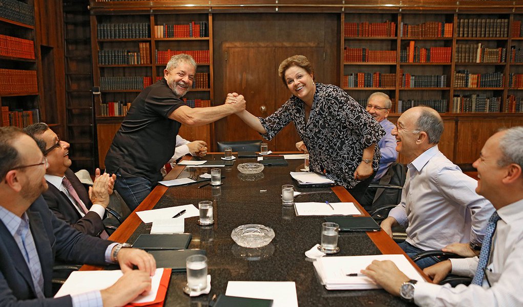 Tucanos apresentam ação no Tribunal Superior Eleitoral (TSE) acusando a presidente Dilma Rousseff de usar o Palácio da Alvorada em horário de expediente para realizar reunião eleitoral; "Pedimos o pagamento de multa de até R$ 100 mil por esta infração", afirma o advogado do PSDB, Flávio Henrique Pereira; foco da ação é o encontro realizado na última quarta-feira entre Dilma, o ex-presidente Lula, o presidente do PT, Rui Falcão, o marqueteiro João Santana e o ex-ministro Franklin Martins, além de outros nomes cotados para integrar a equipe de campanha da presidente nas eleições; no documento, o partido alega que o uso de bem público em benefício de Dilma "está mais do que demonstrado" (Foto: Gisele Federicce) Tucanos apresentam ação no Tribunal Superior Eleitoral (TSE) acusando a presidente Dilma Rousseff de usar o Palácio da Alvorada em horário de expediente para realizar reunião eleitoral; "Pedimos o pagamento de multa de até R$ 100 mil por esta infração", afirma o advogado do PSDB, Flávio Henrique Pereira; foco da ação é o encontro realizado na última quarta-feira entre Dilma, o ex-presidente Lula, o presidente do PT, Rui Falcão, o marqueteiro João Santana e o ex-ministro Franklin Martins, além de outros nomes cotados para integrar a equipe de campanha da presidente nas eleições; no documento, o partido alega que o uso de bem público em benefício de Dilma "está mais do que demonstrado"
