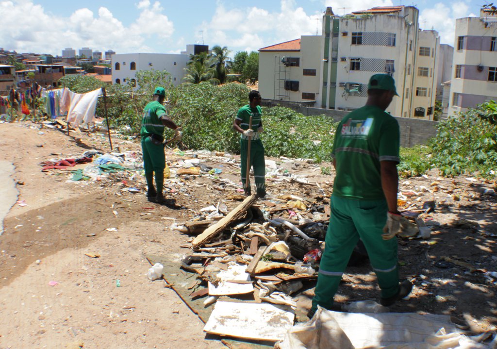 O Centro de Controle de Zoonoses da Secretaria Municipal de Saúde (SMS), em parceria com a Limpurb, iniciou nesta quinta-feira (13) mutirões de limpeza nos distritos sanitários do Cabula/Beiru e Boca do Rio, onde foram registrados os maiores índices de notificação de casos de dengue na cidade; trabalho integra plano de contingência da Prefeitura para evitar a epidemia da doença (Foto: Romulo Faro) O Centro de Controle de Zoonoses da Secretaria Municipal de Saúde (SMS), em parceria com a Limpurb, iniciou nesta quinta-feira (13) mutirões de limpeza nos distritos sanitários do Cabula/Beiru e Boca do Rio, onde foram registrados os maiores índices de notificação de casos de dengue na cidade; trabalho integra plano de contingência da Prefeitura para evitar a epidemia da doença