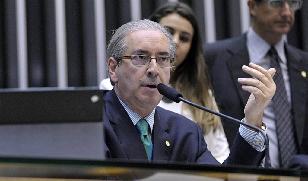 O presidente da Câmara, Eduardo Cunha, disse que a Casa poderá ingressar no Supremo Tribunal Federal (STF) caso o projeto da desoneração sofra mudanças no mérito e vá para sanção presidencial sem passar pela Câmara; "O que nós não vamos aceitar é emenda de mérito como se fosse emenda de redação. Se isso acontecer, a mudança deverá ser aprovada pelo Plenário da Câmara. Se usar emendas de mérito como se fosse de redação, muito provavelmente, a Câmara vai ingressar no STF para impedir a sanção'", disse (Foto: Paulo Emílio) O presidente da Câmara, Eduardo Cunha, disse que a Casa poderá ingressar no Supremo Tribunal Federal (STF) caso o projeto da desoneração sofra mudanças no mérito e vá para sanção presidencial sem passar pela Câmara; "O que nós não vamos aceitar é emenda de mérito como se fosse emenda de redação. Se isso acontecer, a mudança deverá ser aprovada pelo Plenário da Câmara. Se usar emendas de mérito como se fosse de redação, muito provavelmente, a Câmara vai ingressar no STF para impedir a sanção'", disse