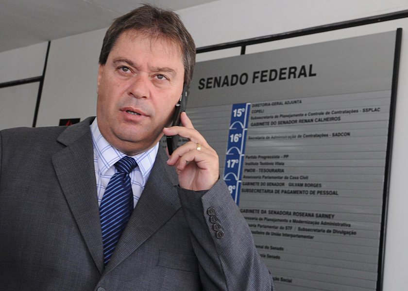 Omézio Ribeiro Pontes, que já foi flagrado em um vídeo recebendo maços de dinheiro de Durval Barbosa, o delator do escândalo de corrupção em Brasília conhecido como "mensalão do DEM", foi contratado como assessor de confiança do senador Gim Argello, do PTB (foto) (Foto: Gisele Federicce) Omézio Ribeiro Pontes, que já foi flagrado em um vídeo recebendo maços de dinheiro de Durval Barbosa, o delator do escândalo de corrupção em Brasília conhecido como "mensalão do DEM", foi contratado como assessor de confiança do senador Gim Argello, do PTB (foto)
