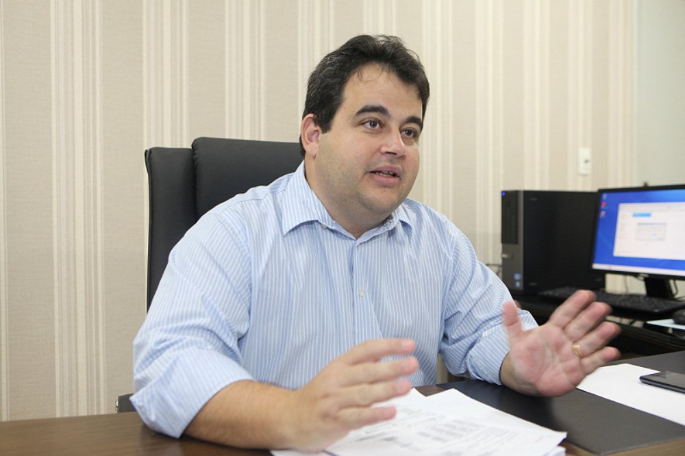 Presidente da Câmara de Vereadores de Aracaju, Vinicius Porto (DEM) diz que se o prefeito João Alves Filho (DEM) for candidato a governador "não vai ter ninguém, nenhum partido, que poderá reclamar dele haja vista que todos querem o apoio dele hoje"; ao Sergipe 247, Vinicius ressaltou que, no entanto, ainda não é momento de se discutir o pleito eleitoral deste ano; "Não pode parar de trabalhar para ficar pensando em política. Essa decisão será tomada avaliando pesquisas. Hoje, João tem 40 pontos. Os nossos adversários, que hoje não são adversários, mas que pleiteiam o mesmo cargo, têm 20 pontos cada um, então isso será avaliado pelo partido e em abril será tomada uma decisão", avisou (Foto: Valter Lima) Presidente da Câmara de Vereadores de Aracaju, Vinicius Porto (DEM) diz que se o prefeito João Alves Filho (DEM) for candidato a governador "não vai ter ninguém, nenhum partido, que poderá reclamar dele haja vista que todos querem o apoio dele hoje"; ao Sergipe 247, Vinicius ressaltou que, no entanto, ainda não é momento de se discutir o pleito eleitoral deste ano; "Não pode parar de trabalhar para ficar pensando em política. Essa decisão será tomada avaliando pesquisas. Hoje, João tem 40 pontos. Os nossos adversários, que hoje não são adversários, mas que pleiteiam o mesmo cargo, têm 20 pontos cada um, então isso será avaliado pelo partido e em abril será tomada uma decisão", avisou