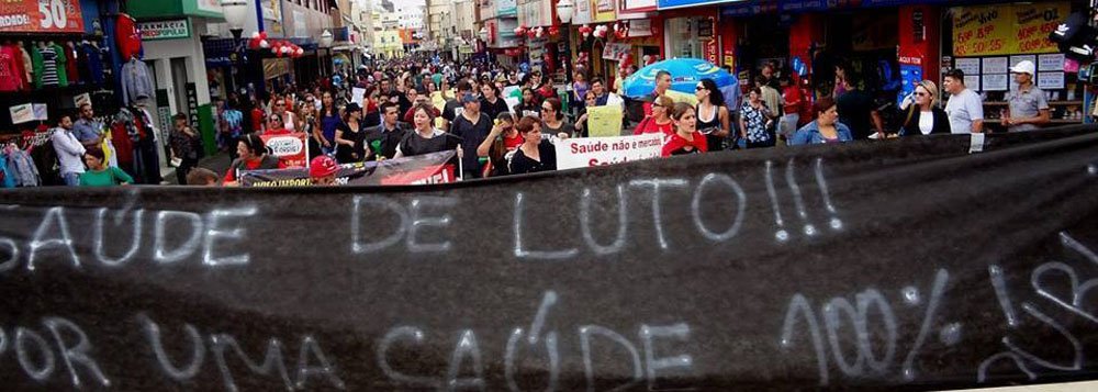 Após 24 dias de paralisação, o Sindicato dos Servidores Estaduais da Saúde (Sindisaúde) do Paraná anunciou o fim da greve; a decisão foi tomada durante uma assembleia da categoria, em Curitiba, após o Tribunal de Justiça do Paraná (TJ-PR) acatar a liminar do governo do estado que exigia o fim da mobilização; mesmo com o fim da manifestação o Sindisaúde declarou que no próximo dia 28 os servidores realizarão nova manifestação em Curitiba (Foto: Leonardo Lucena) Após 24 dias de paralisação, o Sindicato dos Servidores Estaduais da Saúde (Sindisaúde) do Paraná anunciou o fim da greve; a decisão foi tomada durante uma assembleia da categoria, em Curitiba, após o Tribunal de Justiça do Paraná (TJ-PR) acatar a liminar do governo do estado que exigia o fim da mobilização; mesmo com o fim da manifestação o Sindisaúde declarou que no próximo dia 28 os servidores realizarão nova manifestação em Curitiba