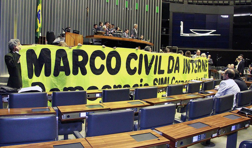 Planalto quer acelerar aprovação da nova lei da rede mundial de computadores no Senado para até esta quarta-feira, quando Dilma participa em São Paulo de conferência internacional sobre internet; presidente quer levar o Marco Civil ao evento como "marca" de sua gestão no setor (Foto: Valter Lima) Planalto quer acelerar aprovação da nova lei da rede mundial de computadores no Senado para até esta quarta-feira, quando Dilma participa em São Paulo de conferência internacional sobre internet; presidente quer levar o Marco Civil ao evento como "marca" de sua gestão no setor