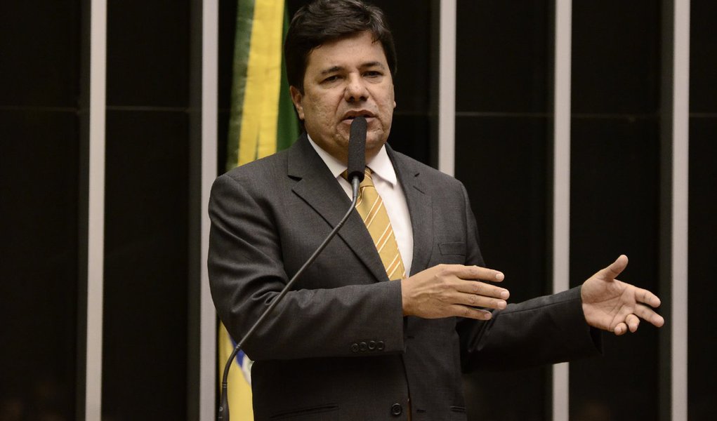 O líder do DEM na Câmara Federal, Mendonça Filho (PE), disse que o rebaixamento da nota do Brasil pela agência de classificação de risco Moody's tem como culpados o governo da presidente Dilma Rousseff e o PT; "Ninguém consegue esconder RS 40 bilhões debaixo do tapete! Lamento a posição da Moody's, mas o rebaixamento tem as digitais da irresponsabilidade da presidente Dilma Rousseff e do PT", disparou (Foto: Paulo Emílio) O líder do DEM na Câmara Federal, Mendonça Filho (PE), disse que o rebaixamento da nota do Brasil pela agência de classificação de risco Moody's tem como culpados o governo da presidente Dilma Rousseff e o PT; "Ninguém consegue esconder RS 40 bilhões debaixo do tapete! Lamento a posição da Moody's, mas o rebaixamento tem as digitais da irresponsabilidade da presidente Dilma Rousseff e do PT", disparou