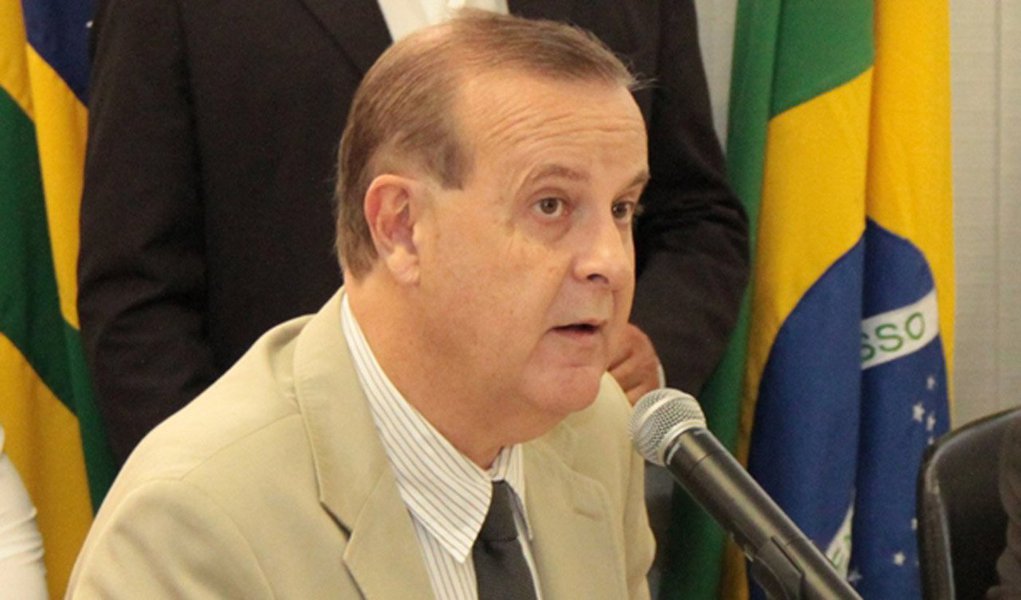 Prefeito petista não cedeu às pressões de sua base de apoio na Câmara Municipal e manteve os percentuais dos aumentos lineares na Planta de Valores em 57,8% noa ano de 2015 e 29,7% em 2016; vereadores aliados resistem aos números por conta do desgaste eleitoral que ele trará e defendem um índice entre 30% e 40%; Paço alega que essa é a única alternativa para equilibrar as contas da Prefeitura, que tem um déficit crescente de R$ 800 milhões; para piorar a situação, PT e PMDB se estranham em razão da eleição para a Presidência da Casa (Foto: Realle Palazzo-Martini) Prefeito petista não cedeu às pressões de sua base de apoio na Câmara Municipal e manteve os percentuais dos aumentos lineares na Planta de Valores em 57,8% noa ano de 2015 e 29,7% em 2016; vereadores aliados resistem aos números por conta do desgaste eleitoral que ele trará e defendem um índice entre 30% e 40%; Paço alega que essa é a única alternativa para equilibrar as contas da Prefeitura, que tem um déficit crescente de R$ 800 milhões; para piorar a situação, PT e PMDB se estranham em razão da eleição para a Presidência da Casa