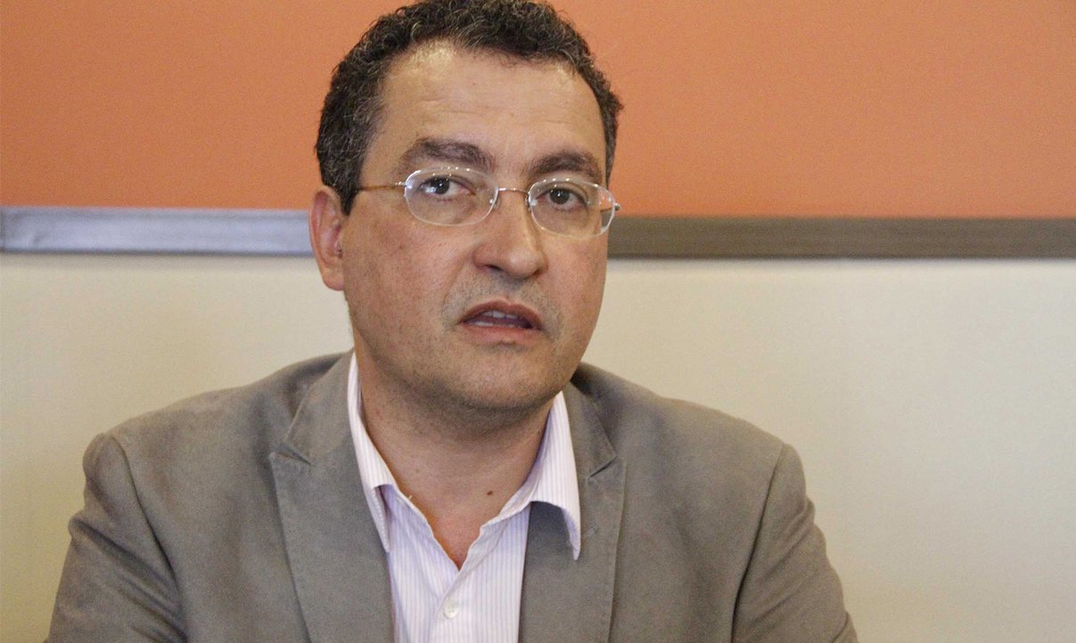 O pré-candidato do PT ao governo da Bahia, Rui Costa, se reuniu com lideranças de partidos que lhe apoiam nesta quinta e antecipou algumas das medidas para a área de segurança que pretende implantar se for eleito; em ataque direto ao ex-governador Paulo Souto (DEM), que também é candidato, Rui afirmou que o democrata deixou as polícias sucateadas, com viaturas velhas, policiais sem armamento e colete salva-vidas e "15 anos sem qualquer promoção para os agentes"; ele promete elevar efetivo dos atuais 32 mil para 40 mil (Foto: Romulo Faro) O pré-candidato do PT ao governo da Bahia, Rui Costa, se reuniu com lideranças de partidos que lhe apoiam nesta quinta e antecipou algumas das medidas para a área de segurança que pretende implantar se for eleito; em ataque direto ao ex-governador Paulo Souto (DEM), que também é candidato, Rui afirmou que o democrata deixou as polícias sucateadas, com viaturas velhas, policiais sem armamento e colete salva-vidas e "15 anos sem qualquer promoção para os agentes"; ele promete elevar efetivo dos atuais 32 mil para 40 mil