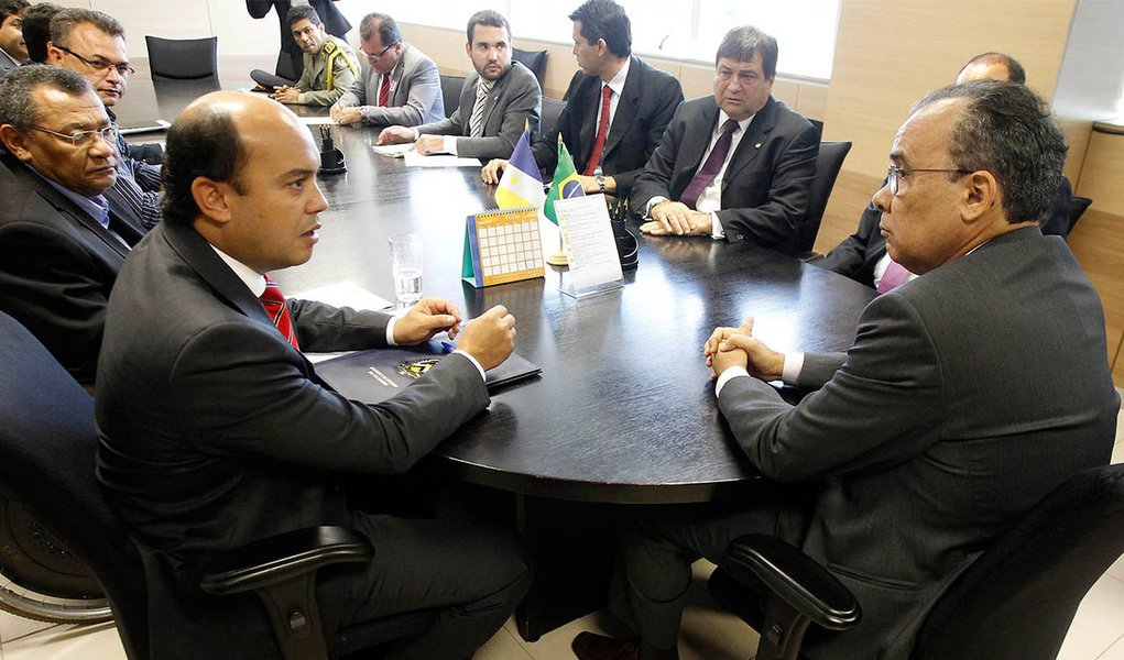 O governador Sandoval Cardoso esteve nesta terça-feira, 3, em audiência com o ministro da Integração Nacional, Francisco José Coelho Teixeira, de quem conseguiu autorização para utilizar madeira de eucalipto na instalação das cisternas do programa Tocantins Sem Sede, na região Sudeste do estado; acompanhado do senador Vicentinho Alves (SD) e do deputado César Halum (PRB), Sandoval demonstrou trânsito no ministério comandado pelo Pros, partido que no Tocantins tem o senador Ataídes Oliveira como pré-candidato a governador pela oposição (Foto: Aquiles Lins) O governador Sandoval Cardoso esteve nesta terça-feira, 3, em audiência com o ministro da Integração Nacional, Francisco José Coelho Teixeira, de quem conseguiu autorização para utilizar madeira de eucalipto na instalação das cisternas do programa Tocantins Sem Sede, na região Sudeste do estado; acompanhado do senador Vicentinho Alves (SD) e do deputado César Halum (PRB), Sandoval demonstrou trânsito no ministério comandado pelo Pros, partido que no Tocantins tem o senador Ataídes Oliveira como pré-candidato a governador pela oposição