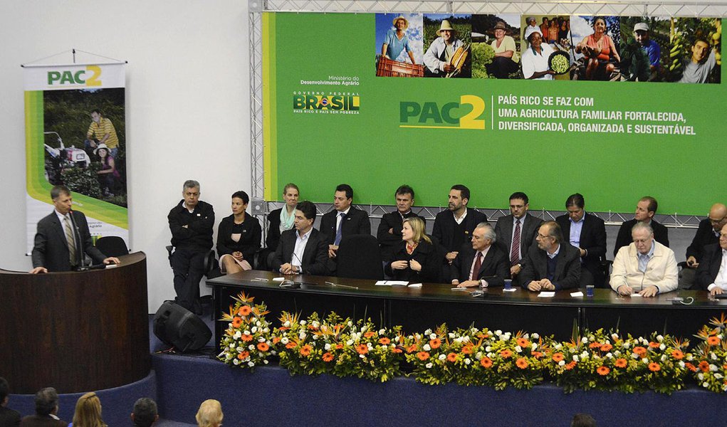 Governo federal, representado pelo vice-presidente Michel Temer (PMDB) entrega equipamentos a 122 municípios do Paraná; população rural beneficiada será de pouco mais de 1,245 milhão de pessoas; solenidade contou com o ministro do Desenvolvimento Agrário, Miguel Rosseto, e a senadora Gleisi Hoffmann (Foto: Roberta Namour) Governo federal, representado pelo vice-presidente Michel Temer (PMDB) entrega equipamentos a 122 municípios do Paraná; população rural beneficiada será de pouco mais de 1,245 milhão de pessoas; solenidade contou com o ministro do Desenvolvimento Agrário, Miguel Rosseto, e a senadora Gleisi Hoffmann