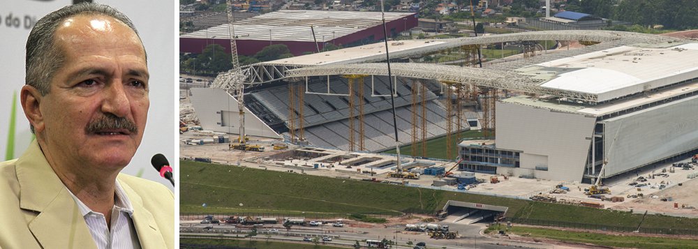 "Tenho recebido dos responsáveis pela construção, mensagens de tranquilidade no sentido de que a obra será entregue e o Brasil terá o estádio do Corinthians, na abertura da Copa, com todas as condições para a realização do evento", afirmou o ministro dos Esportes, Aldo Rebelo; obras para instalação de parte das arquibancadas provisórias foram liberadas nesta sexta (11), após vistoria do Ministério do Trabalho e Emprego; essa parte do canteiro estava interditada desde o último dia 29 de março (Foto: Valter Lima) "Tenho recebido dos responsáveis pela construção, mensagens de tranquilidade no sentido de que a obra será entregue e o Brasil terá o estádio do Corinthians, na abertura da Copa, com todas as condições para a realização do evento", afirmou o ministro dos Esportes, Aldo Rebelo; obras para instalação de parte das arquibancadas provisórias foram liberadas nesta sexta (11), após vistoria do Ministério do Trabalho e Emprego; essa parte do canteiro estava interditada desde o último dia 29 de março